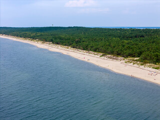 Zdjęcie lotnicze plaży nad morzem. Mierzeja Wiślana nad morzem Bałtyckim