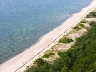 Zdjęcie lotnicze plaży nad morzem. Mierzeja Wiślana nad morzem Bałtyckim © hunter76
