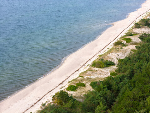 Zdjęcie lotnicze plaży nad morzem. Mierzeja Wiślana nad morzem Bałtyckim