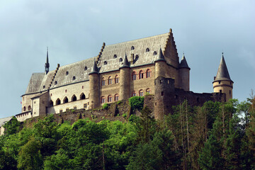 Fototapeta premium Burg Vianden auf einem Hügel oberhalb des Ortes Vianden in Luxemburg 