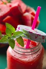 koktail z arbuza z dodatkiem mięty i miodu © Fotosylwester