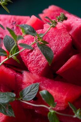 kawałki arbuza  z Gałąska mięty © Fotosylwester