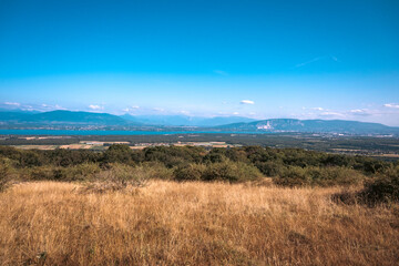 Fototapeta premium Vue sur le Mont-Blanc et les Alpes et le lac Léman depuis le mont Mourex