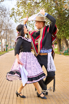 pareja de huasos bailando cueca chilena en la plaza de la ciudad, Fiestas Patrias celebraci&oacute;n 