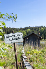 Schild an Fischweiher verbietet Baden wegen Fischzucht