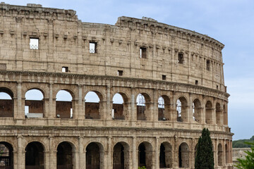 Obraz premium Roman Colosseum, the largest ancient amphitheatre ever built, Italy. Arches, exterior facade. Giardinetto del Monte Oppio. Rome, Italy