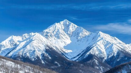 Obraz premium Snow-capped mountains under a clear blue sky, winter weather, cold and majestic