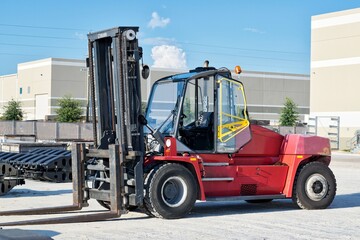 Kalmar DCE160 forklift warehouse yard side view Houston TX USA 09-18-2022.