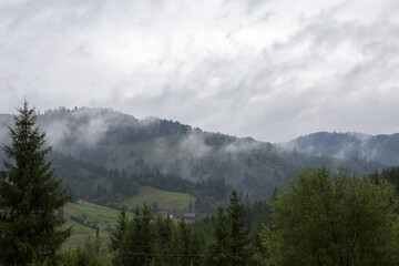 Wolken in den Bergen