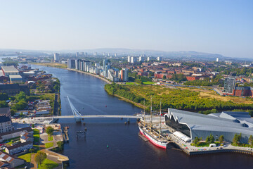 Obraz premium Govan to Partick pedestrian and cycle bridge over the River Clyde in Glasgow on day of completion 