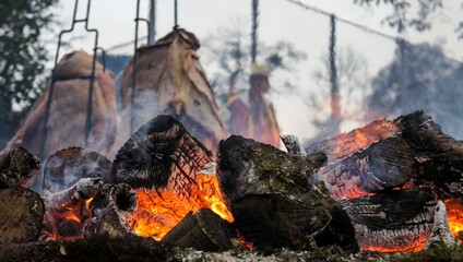 Fogo de chão, churrasco típico do sul do Brasil, costela bovina assada na brasa ao ar livre.
