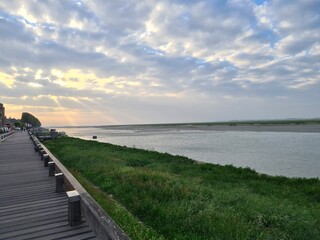 Obraz premium Paysage de la baie avec les rayons du soleil qui traversent les nuages