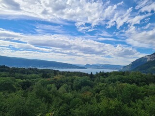 Paysage de la montage et du lac d'annecy