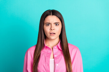 Photo portrait of attractive teen woman frightened shocked reaction dressed stylish pink clothes...