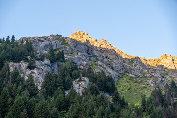 Naklejka premium The sunlit slopes of Amaklit Plateau in Camlihemsin, with rugged rocks