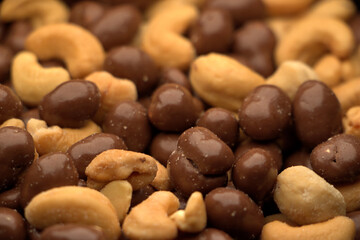 Geschmaksgegensätze. Gesalzene Cashewkerne und Erdnüsse im Schokomantel.