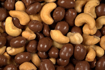 Geschmaksgegensätze. Gesalzene Cashewkerne und Erdnüsse im Schokomantel.