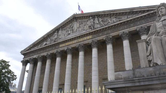 Travelling devant le Palais Bourbon