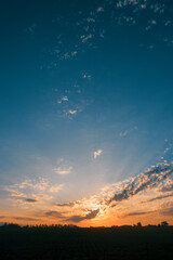 Hermoso paisaje de atardecer amplio