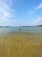 Obraz premium man alone on the sunny beach 