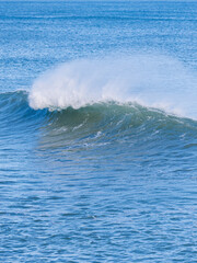 Naklejka premium Beautiful wave breaking in the blue ocean.