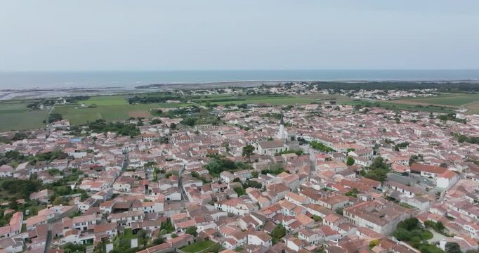 Ars en R&eacute; et son clocher