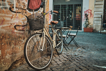 Obraz premium Abandoned bike in the street