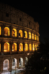 Naklejka premium The Roman Colosseum at night