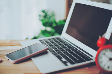 開いたノートパソコンとスマートフォン