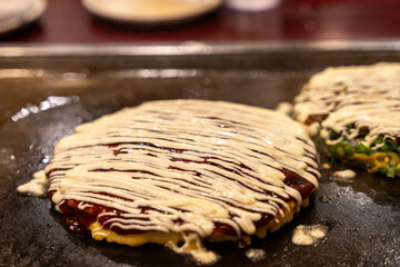 美味しそうな大阪名物ねぎ焼きとお好み焼き