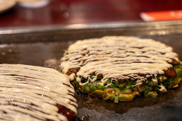 美味しそうな大阪名物ねぎ焼きとお好み焼き