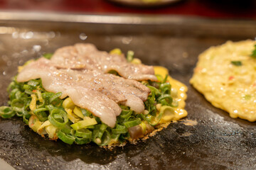 美味しそうな大阪名物ねぎ焼きとお好み焼き