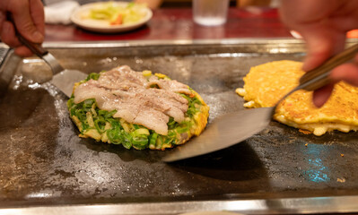 美味しそうな大阪名物ねぎ焼きとお好み焼き
