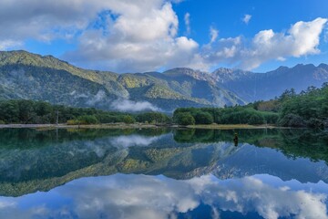 Fototapeta premium 例年に比べて雪の少ない晩秋の穂高連峰と大正池のコラボ情景