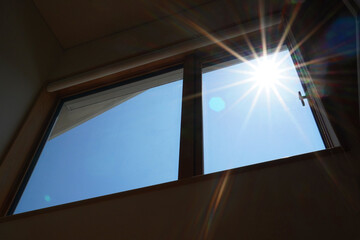 Bright Sunlight and Blue Sky Through South-Facing Window（南向きの窓から見える青空とギラギラした太陽）