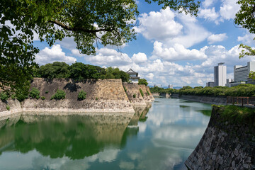青空と大阪城の堀