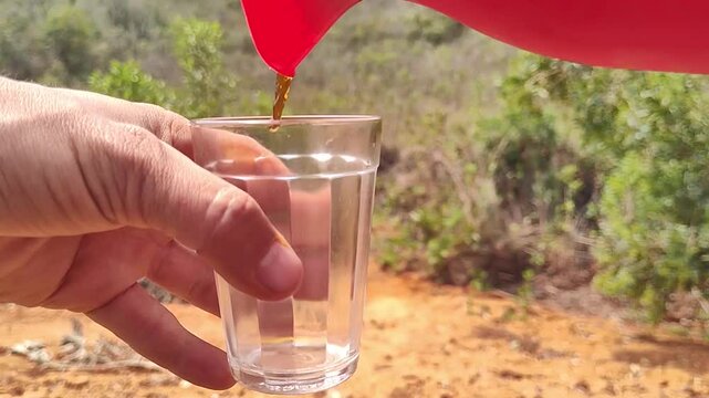 Um delicioso copo de caf&eacute; em meio a natureza.