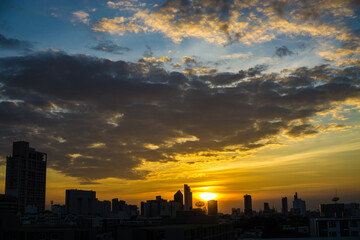 Fototapeta premium Sunrise sky silhouette city building