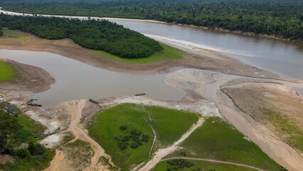 RIVER IN THE PERUVIAN AMAZON DURING THE DRY SEASON OF THE RIVERS, AMAZONIAN BEACHES IN THE JUNGLE AND DROUGHT OF THE RIVERS, CONSEQUENCE OF THE DROUGHT OF THE RIVERS IN THE AMAZON