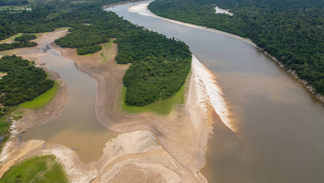 RIVER IN THE PERUVIAN AMAZON DURING THE DRY SEASON OF THE RIVERS, AMAZONIAN BEACHES IN THE JUNGLE AND DROUGHT OF THE RIVERS, CONSEQUENCE OF THE DROUGHT OF THE RIVERS IN THE AMAZON