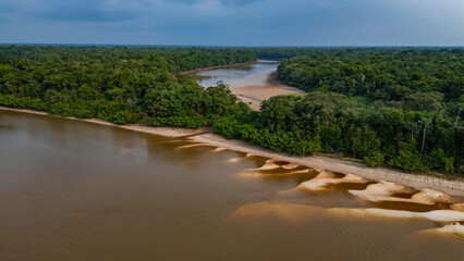 Fototapeta premium NANAY RIVER IN THE PERUVIAN AMAZON DURING THE DRY SEASON OF THE RIVERS, AMAZONIAN BEACHES IN THE JUNGLE AND DROUGHT OF THE RIVERS, CONSEQUENCE OF THE DROUGHT OF THE RIVERS IN THE AMAZON