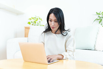 パソコン作業をする女性