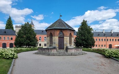 A wird house in the palace courtyard