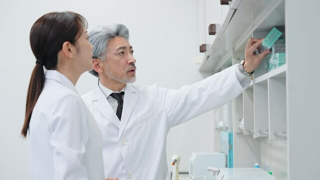 棚を確認する白衣の技術者