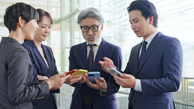 スマホを使うビジネスパーソンのグループ