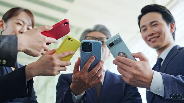 スマホを使うビジネスパーソンのグループ