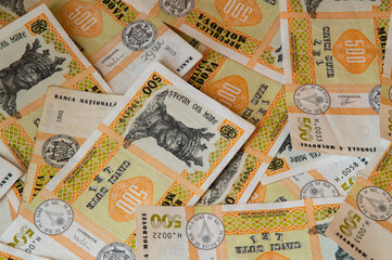 close-up: Moldovan leu banknotes of 500 lei lying randomly on a table