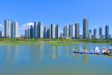 Naklejka premium 인천시 청라국제도시와 청라호수의 여름