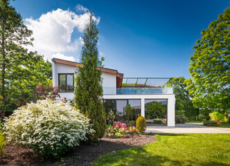 Modernes, weisses Einfamilienhaus mit Garten