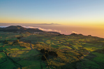 Impresionante vista del amanecer con el volcán del Teide y la Gomera en el horizonte sobre la islas canarias, El Hierro destino de  viaje España  Océano Atlántico